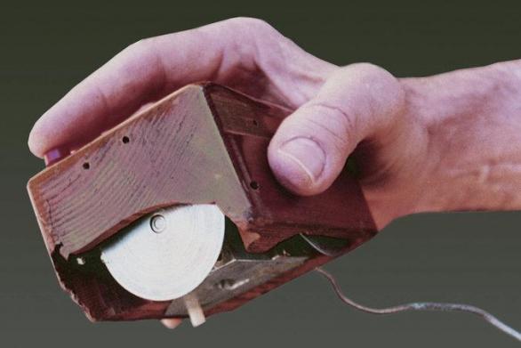 Pro představu: takto vypadala první počítačová myš