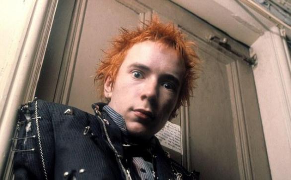 John Lydon proslul jako Johnny Rotten ze Sex Pistols. Nekonformní jak vzhledem, tak názory je dodnes