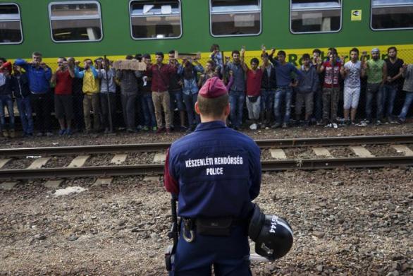 Maďaři je chtěli zadržet na vnější hranici EU, ale Němci jim to nedovolili a pozvali si je domů