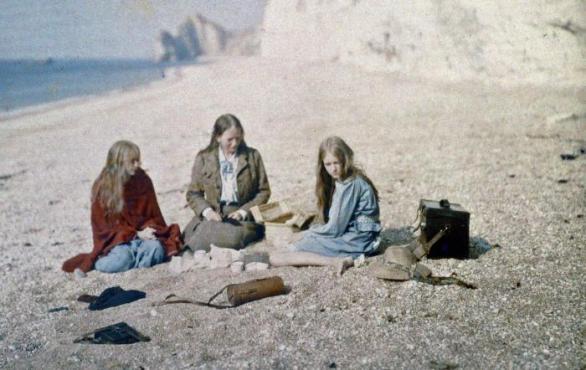Tento snímek zachycuje O’Gormanovu rodinu, kterak sedí na pláži v Dorsetu a piknikuje. Ta čená černá krabice vpravo je pouzdro na fotoaparát.
