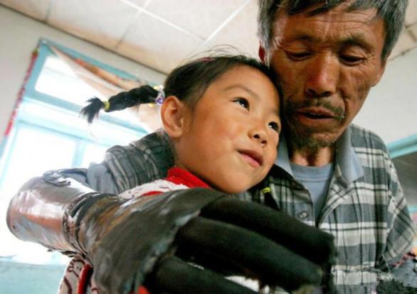 Živé objetí umělou rukou: Sun Ťi-fa se svou vnučkou