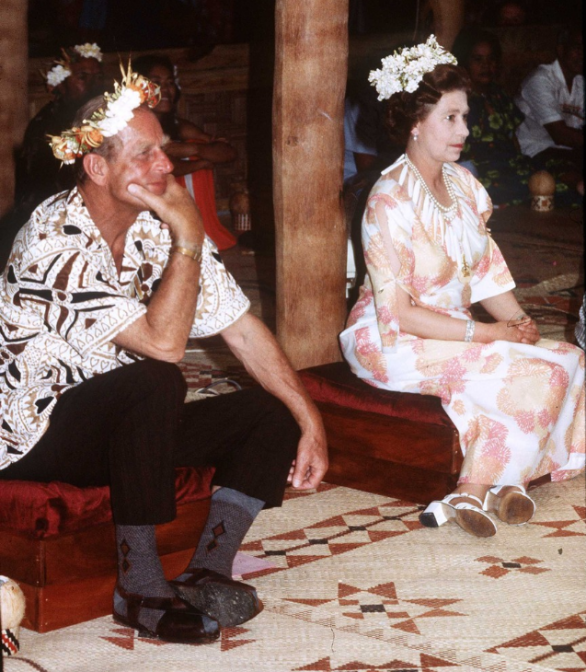 27. října 1982 při návštěvě jihopacifického ostrova Tuvalu – na hlavách voňavé věnce z místní vzácné odrůdy jasmínu.