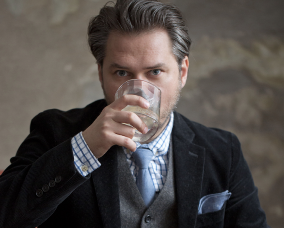Nové drinky barman nejdřív testuje sám na sobě