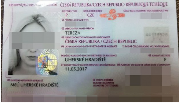 Fotku pasu zadržené pašeračky drog zveřejnila pákistánská média nerozrastrovanou, se všemi osobními údaji. Takhle ji v zájmu ochrany osobních dat upravili až čeští novináři.
