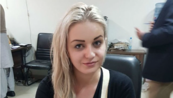 Tereza při výslechu na letišti. Všimněte si jejího úsměvu – vůbec jí nedochází, do jaké situace se svou hloupostí sama dostala a co ji čeká.