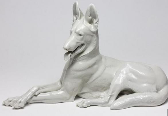 Porcelánová soška psa, kterou nejspíše vyrobili vězni z koncentračního tábora Dachau.