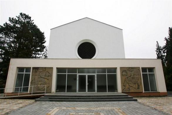 Karlovarské krematorium Fořt &amp; synové se nachází v Buchenwaldské ulici č. 15...