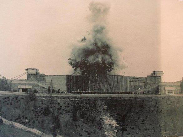 Odstřelování pomníku v roce 1962.
