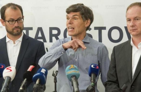 Dědek s předsedou STAN Gazdíkem a novým volebním lídrem Farským. Přispěje nejen penězi, ale i osobnostním potenciálem k volební výhře?