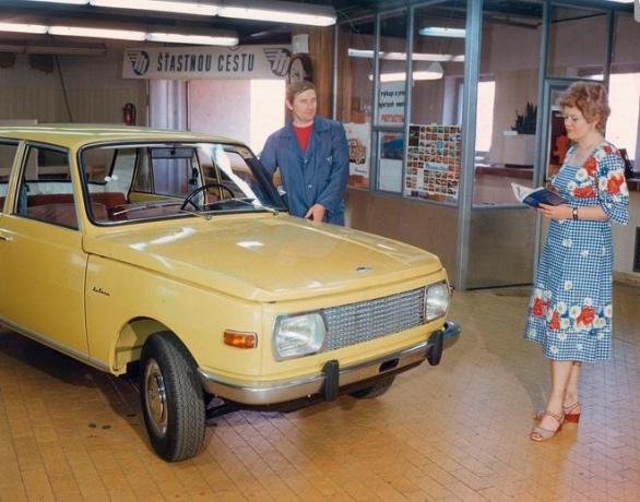 Symboly socialismu: automobil Wartburg, trvalá a šaty z dederonu (1982)