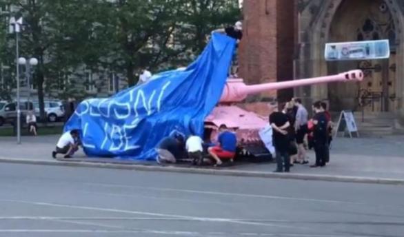 Skupinka odpůrců islámu, která si říká Slušní lidé, zakryla tank plachtou, aby tak odehnali z Brna uprchlíky. Proboha proč se tohle děje?