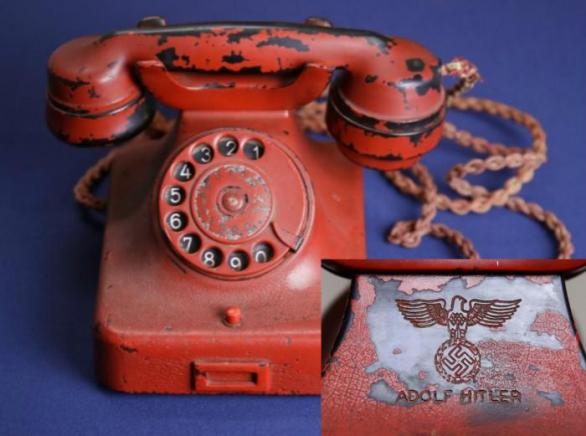 Hitlerův telefonní aparát s vyrytým hákovým křížem a jeho jménem.