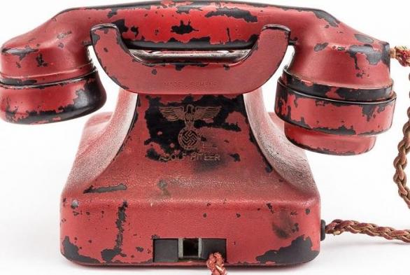 Hitlerův červený telefon věnovali po pádu Berlína v roce 1945 sovětští vojáci britskému brigádnímu generálovi Ralphu Raynerovi, který se jako jeden z prvních vysokých spojeneckých důstojníků dostal do Hitlerova štábu vrchního velení.