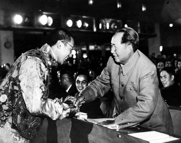 Tady si ještě s Mao Ce-tungem s úsměvem potřásal rukou. Dál se ale nedostali. Čína si Tibet nárokuje dodnes. 