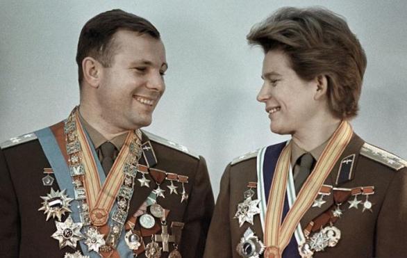 Jurij Gagarin a Valentina Těreškovová, první muž a první žena, kteří se kdy podívali do vesmíru.