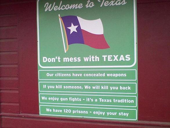 Vítejte v Texasu. Nezahrávejte si s Texasem. Naši občané mají schované zbraně. Jestli někoho zabijete, zabijeme my vás. Máme rádi přestřelky – je to texaská tradice. Máme tu 120 věznic – užijte si svůj pobyt.