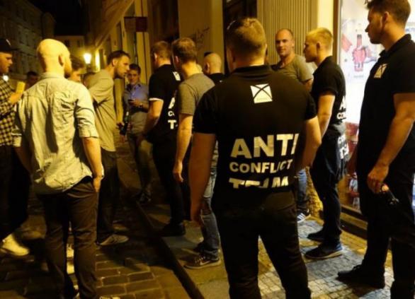 Antikonfliktní tým má v ulicích Prahy bojovat s kuřáky. Místo toho je jen terčem posměchu a vtipného marketingu.
