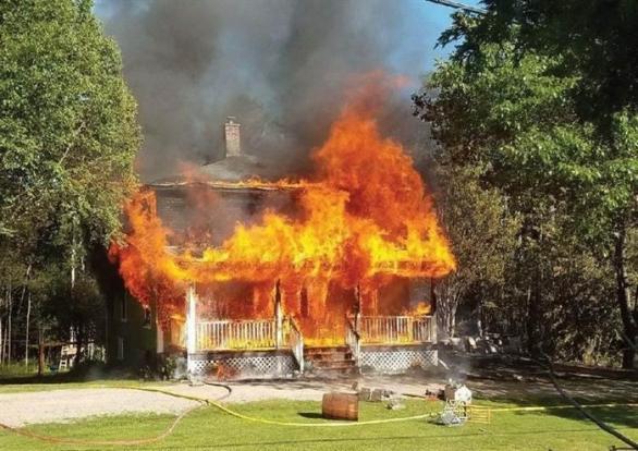 Redaktor časopisu Mladý pyroman zapálil svůj dům, aby měl o čem psát