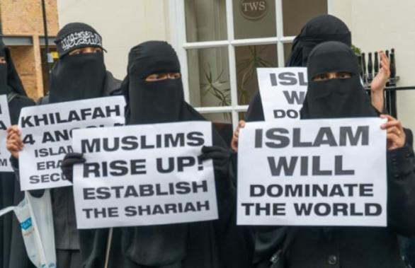 Problém s islámským terorismem je i ten, že jedni vidí teroristy ve všech muslimech a druzí naopak pro svůj bezbřehý liberalismum odmítají připustit, že by terorismus měl s islámem cokoliv společného.