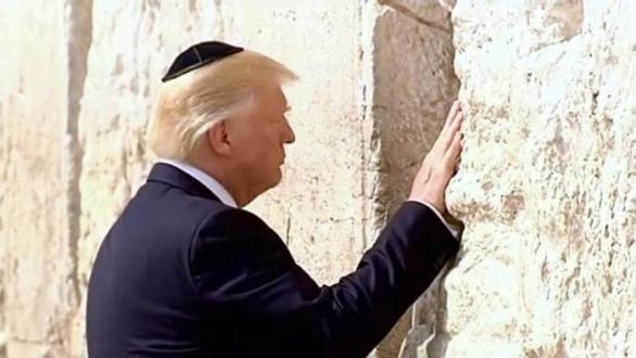 Donald Trump u Zdi nářků v Jeruzalémě dal rovněž jasně najevo, na čí straně stojí.