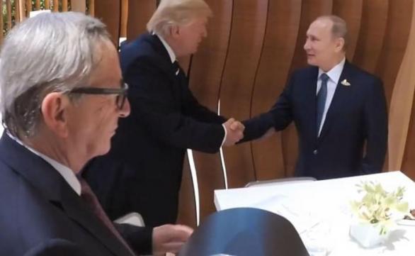 Trumpův dominantní styl podání ruky nevyvedl Putina z rovnováhy.