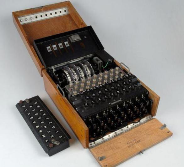 Legendární Enigma. Prolomení jejího kódu pomohlo spojencům vyhrát válku. Němci jim ale také několikrát odhalili šifrování.