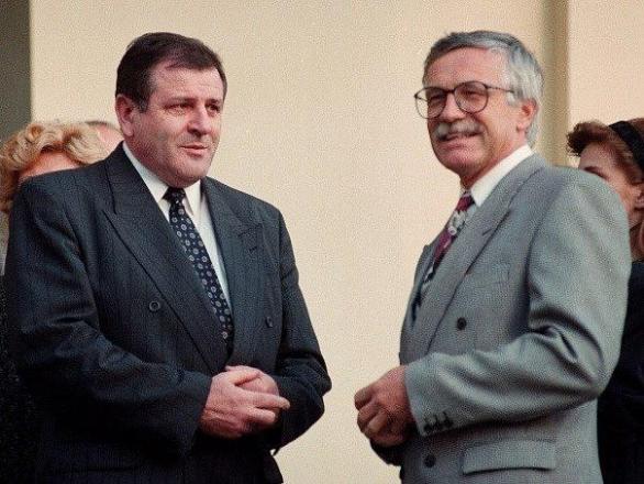 I první vláda Václava Klause zvolená ještě za Československa, která převzala moc v nově založené České republice poté, co se Klaus se svým slovenským protějškem Vladimírem Mečiarem dohodl na rozdělení zemí, vydržela 4 roky. 
