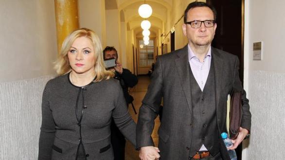 Petr Nečas měl být čistým premiérem, který zemi vyvede z politického marasmu z dob Jiřího Paroubka a Mirka Topolánka. Kariéru mu ale zničila jeho milenka Jana Nagyová, kterou si následně vzal za ženu a s níž doposud čelí trestním obviněním.
