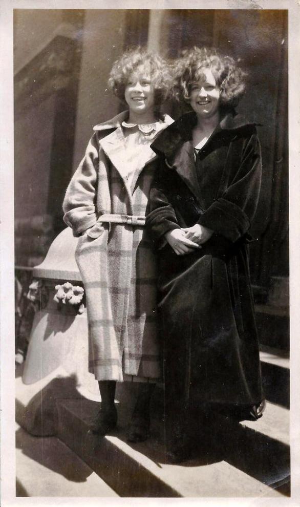 Dvě mladé dámy v teplých kabátech s obřími límci, které se nosily otevřené.