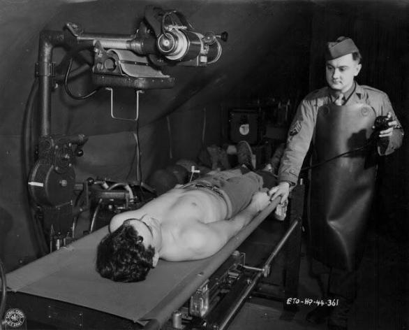 Rentgen pomáhal i za války zraněným vojákům! Na snímku americký lékař během druhé světové války rentgenuje zraněného vojáka - 1942.