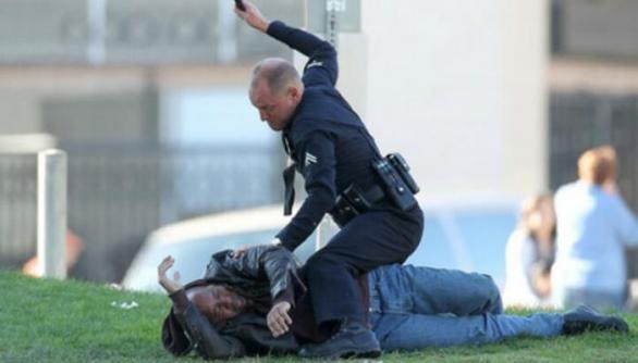 Módní policista napomíná muže, kterému kalhoty neladí s barvou pleti