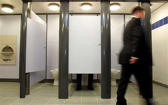 Na toaletách v obchodních centrech nikdy nevíte, kdo si sedne na vedlejší záchod