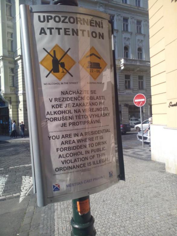 Zákaz konzumace alkoholu na mnoha místech v Praze již platí. Míst nyní přibude, zakázaná bude i otevřená láhev a porušení zákazu vyjde v krajním případě až na 100 tisíc korun.