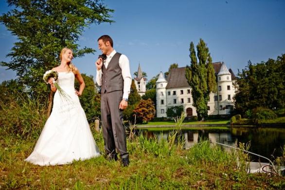 Nejen v Česku, ale i v zahraničí je obliba svateb na zámcích. Ale nikde není tak oblíbený a nikde nepředstavuje tak silný statusový symbol jako v rovnostářském Česku