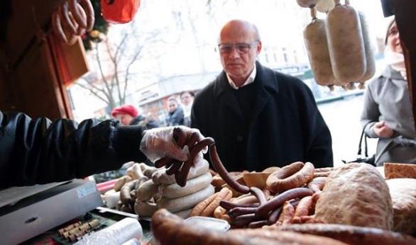 Zemanův oponent Michal Horáček si musí v kampani platit uzeniny z vlastního. Naštěstí je miliardář.