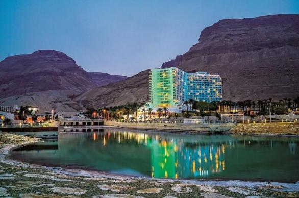 Ejn Bokek, lázeňský hotelový komplex na břehu Mrtvého moře.