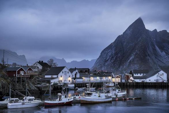 Rybářská vesnička Reina ponořená do polární tmy.