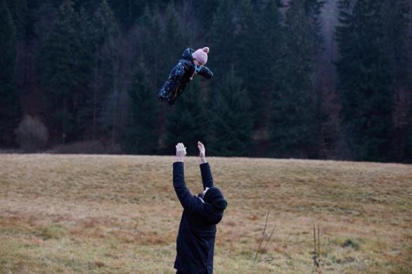 Dítě letí, směje se, otec bezpečně chytá. Velká lekce z důvěry.