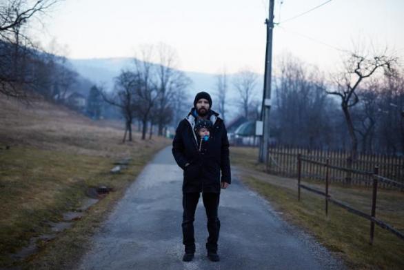 Fotograf se svojí dcerou. Stala se integrální částí jeho těla a vůbec jí to nevadí.