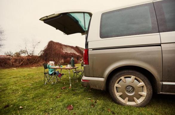 Dodávka, obytný vůz nebo větší auto. Ideální způsob cestování s dětmi. 