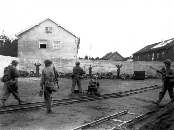 Foto z místa masakru nacistických strážných a dalších pracovníků lágru