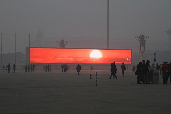 Pekingské umělé slunce bojuje proti pekingskému umělému smogu.