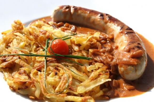 Švýcarský národní pokrm – bramborové rösti s bratwurstem