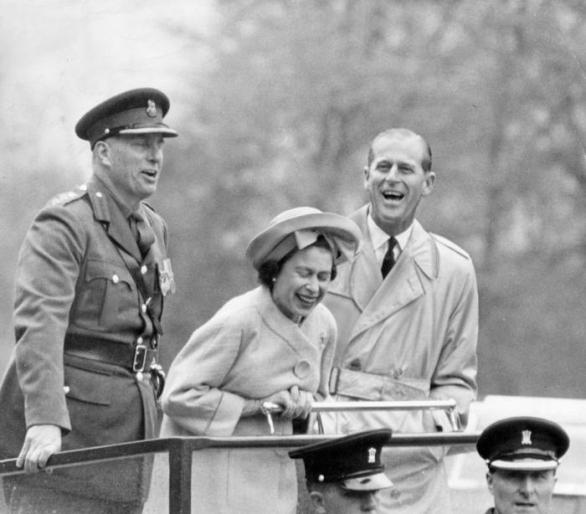 11. května 1963 – mladá královna se svým manželem při ‚zábavné‘ přehlídce rekrutů Velšské brigády na cvičné armádní základně ve Cwrt-y-Gollen neboli Hazel Courtu (neboli Lískovém dvorci)