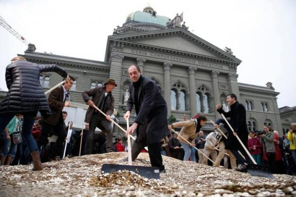 Zatímco v Národní radě příspěvky podpořila menšina levicových poslanců, Rada států návrh smetla