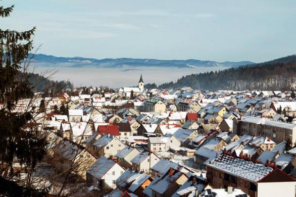 Chorvatské městečko Delnice uprostřed zimy.