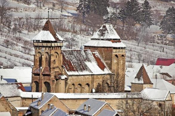 Valea Viilor/Wurmloch. Obec s příznačným názvem Červí díra leží skutečně na konci dlouhého klikatého údolí. Opevněný kostel chráněný UNESCO se stavebně liší od jiných kostelů tím, že má dvě obranné věže integrované do kostela, nikoliv do ochranných zdí.