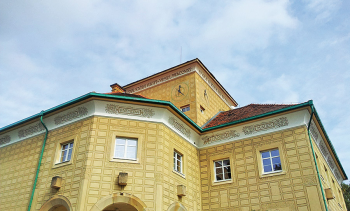 Novorenesanční budova školy v Krušovicích. 