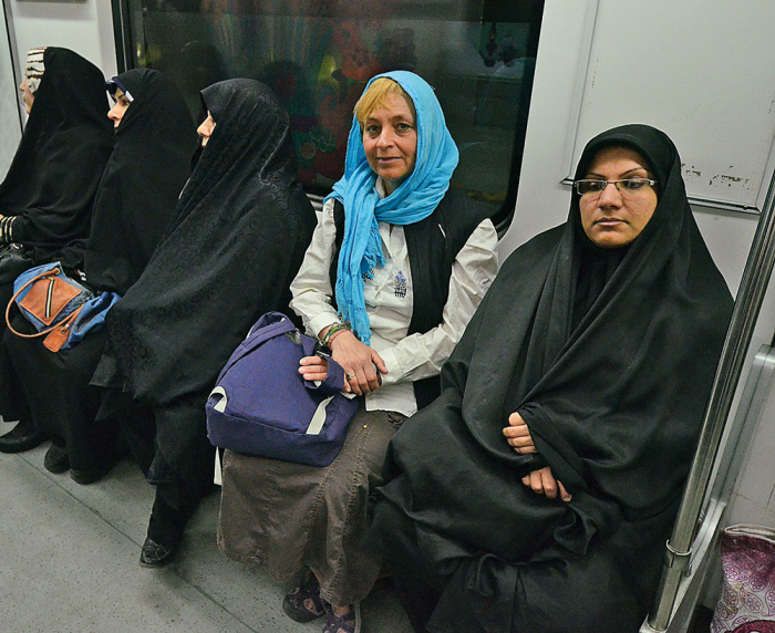 V teheránském metru si užijete oddělený dámský vagon, kam nemají muži přístup.