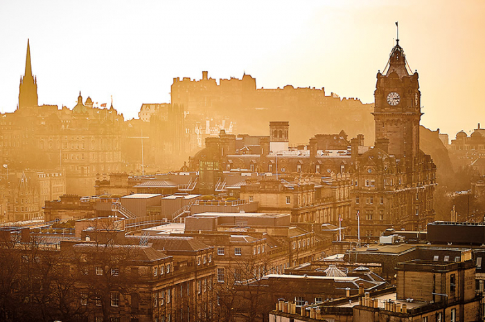 Nejkrásnější pohled na srdce Edinburghu s hodinovou věží hotelu Balmoral a hradem se vám naskytne z kopce Calton Hill. Nejkrásnější pohled na srdce Edinburghu s hodinovou věží hotelu Balmoral a hradem se vám naskytne z kopce Calton Hill.